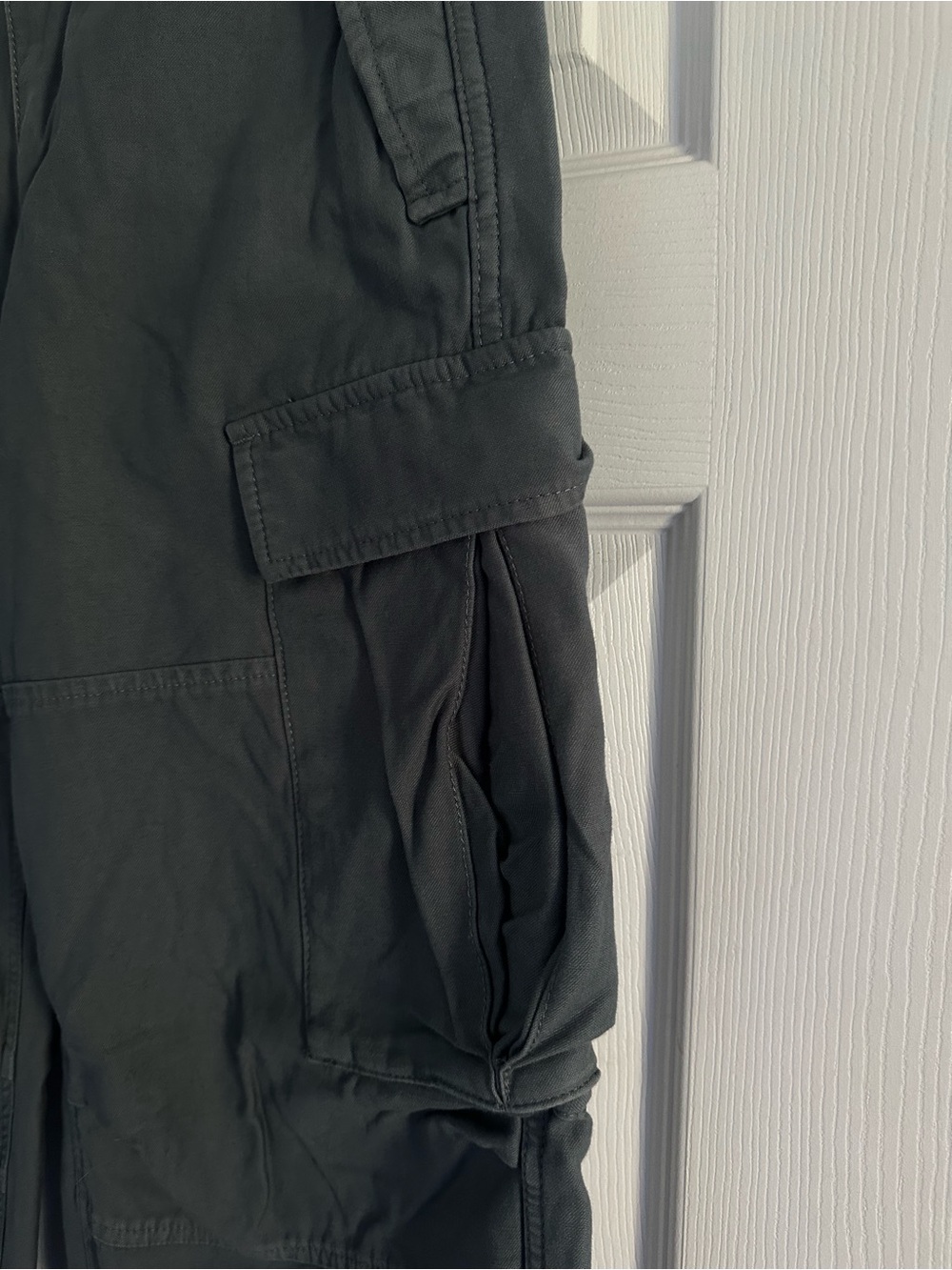 Size 4 TNA Aritzia Women’s Trooper Cargo Pants Charcoal Gray Utility Parachute - Picture 5 of 10